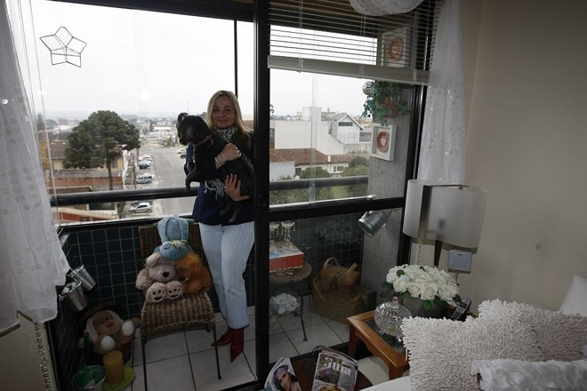 A corretora Helena Piazza transformou a sacada fechada em área de lazer também para seu cão |