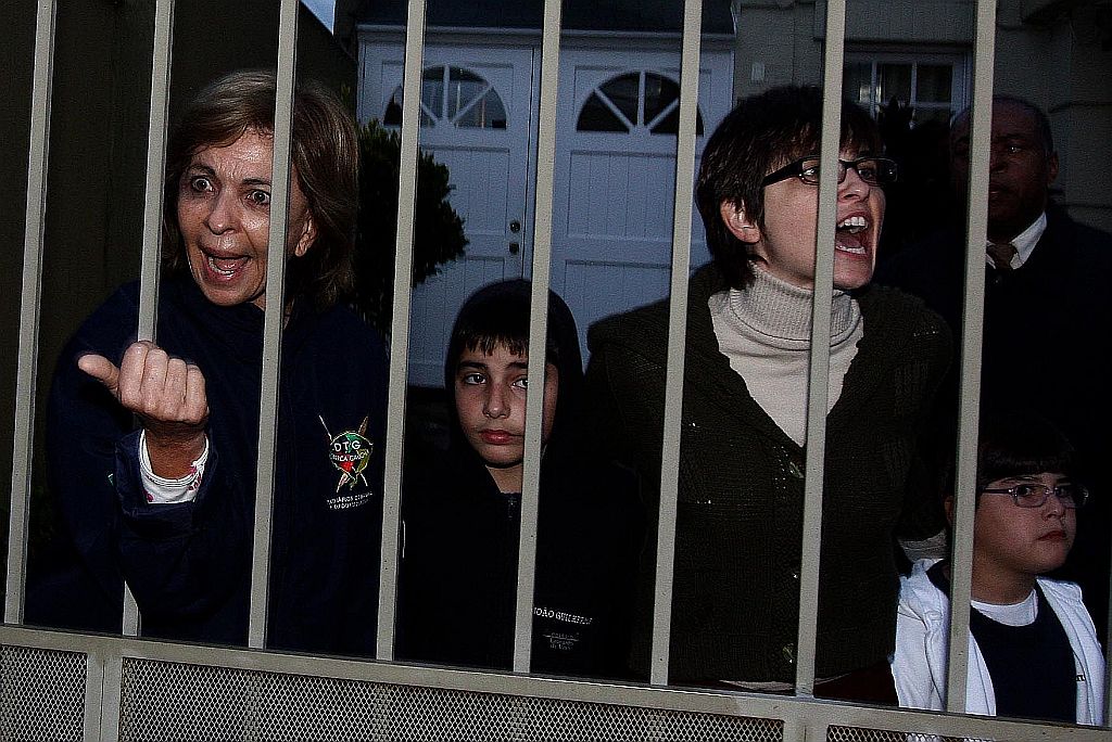 Yeda Crusius, no portão de sua casa, disse que manifestação contra ela foi um ato selvagem e criminoso | Roberto Vinícius/Agência Free Lancer/AE