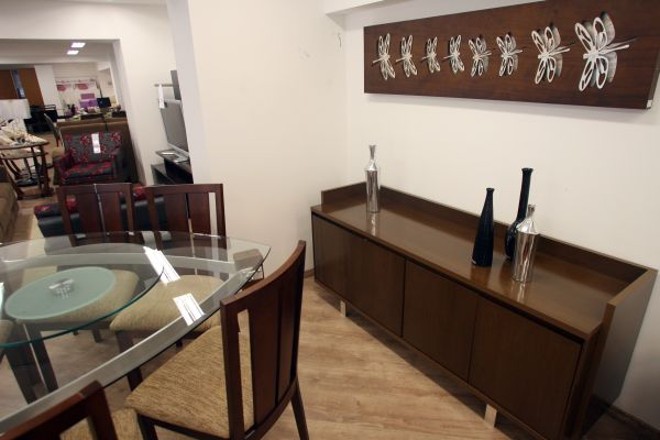 Aparador com armários embaixo. R$ 1.073,98 na Móveis Campo Largo | 