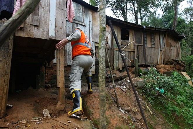 A casa do irmão de Etelvina também foi atingida pela terra que desmoronou |