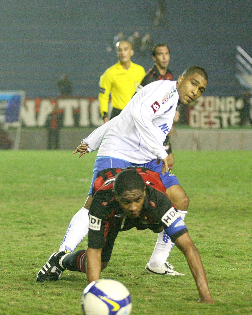O volante Valencia (à frente) admitiu ter marcado contra o gol que definiu a derrota atleticana em Santo André: trombada com Chico desequilibrou o colombiano | Luciano Vicioni/AE