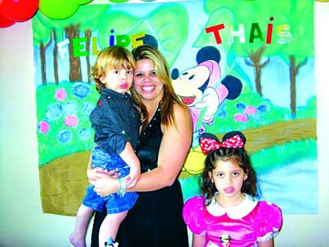 Dayana com o filho Felipe no colo e com a filha Thaís ao lado. Os três morreram no incêndio | 