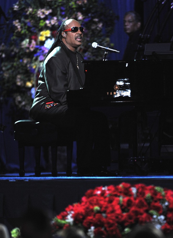 Stevie Wonder canta ao piano 