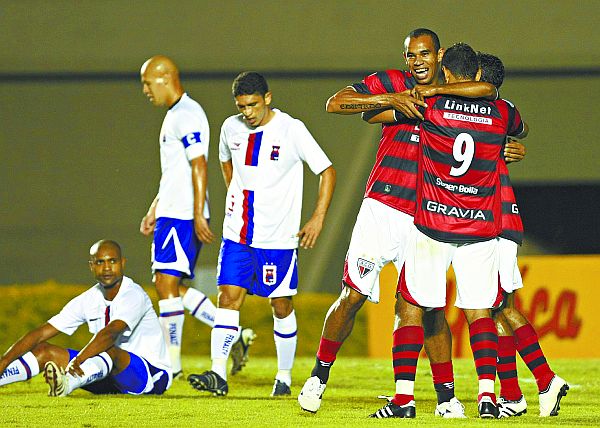 Aderaldo (sentado), o capitão Dirley e Edimar desolados durante o vexame paranista no Serra Dourada | Weimer Carvalho/ O Popular