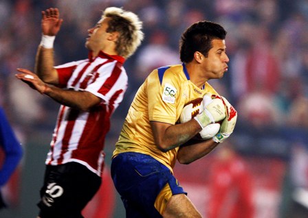 O goleiro Fábio fez uma série de defesas difíceis, fundamentais para o empate cruzeirense em La Plata. | Enrique Marcarian/ Reuters