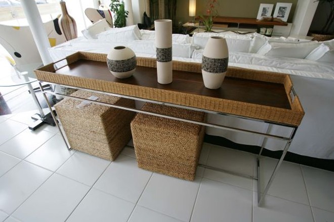 Fibra natural e outros materiais leves combinam com os pés em aço. Preço: R$ 2.700, na Piccola Brotto | 