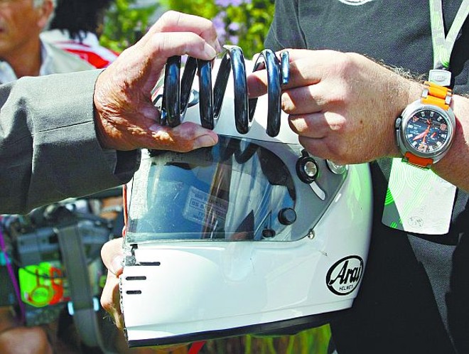 Capacete do mesmo modelo usado por Felipe Massa e a peça do carro que o atingiu no treino de sábado, a mais de 200 km/h |
