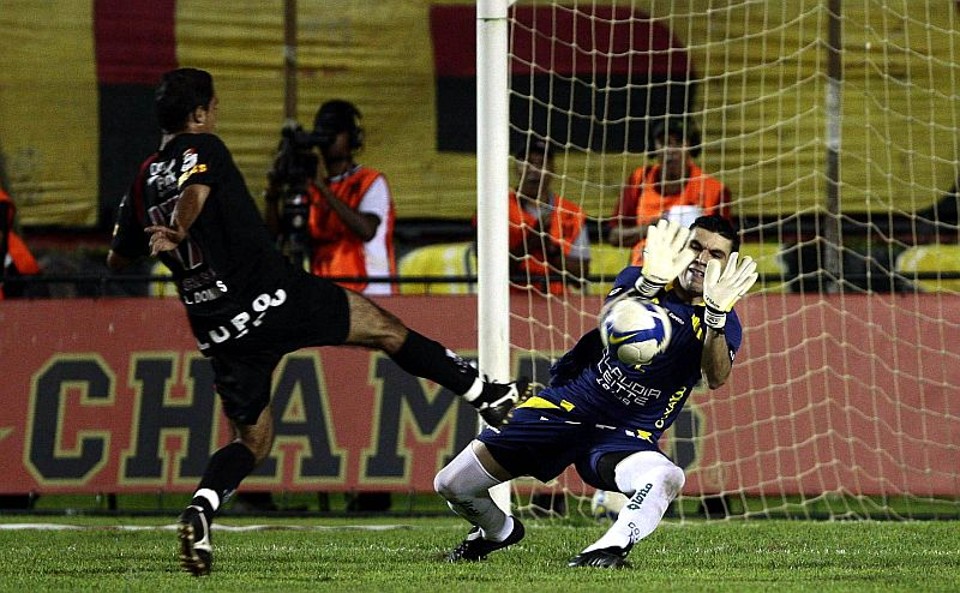 Autor do gol do Vitória, Leandro Domingues, faz Vanderlei trabalhar no Barradão | Eduardo Martins / Futura Press