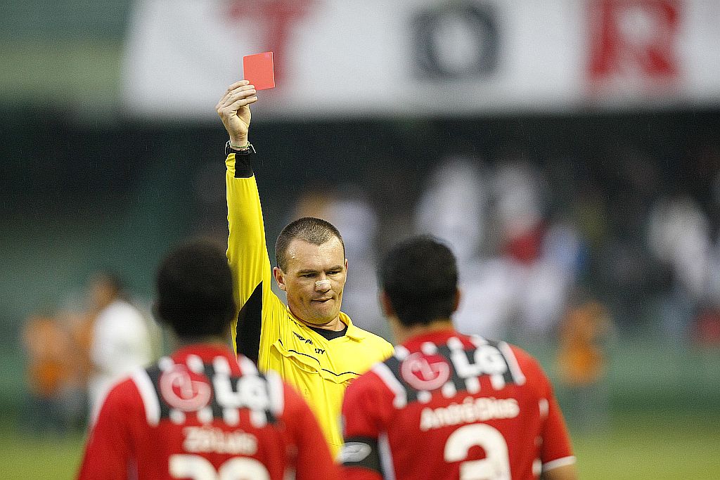 Leandro Vuaden mostra o vermelho para André Dias. O técnico tricolor, Ricardo Gomes, diz que expulsão foi decisiva | Valterci Santos/Gazeta do Povo