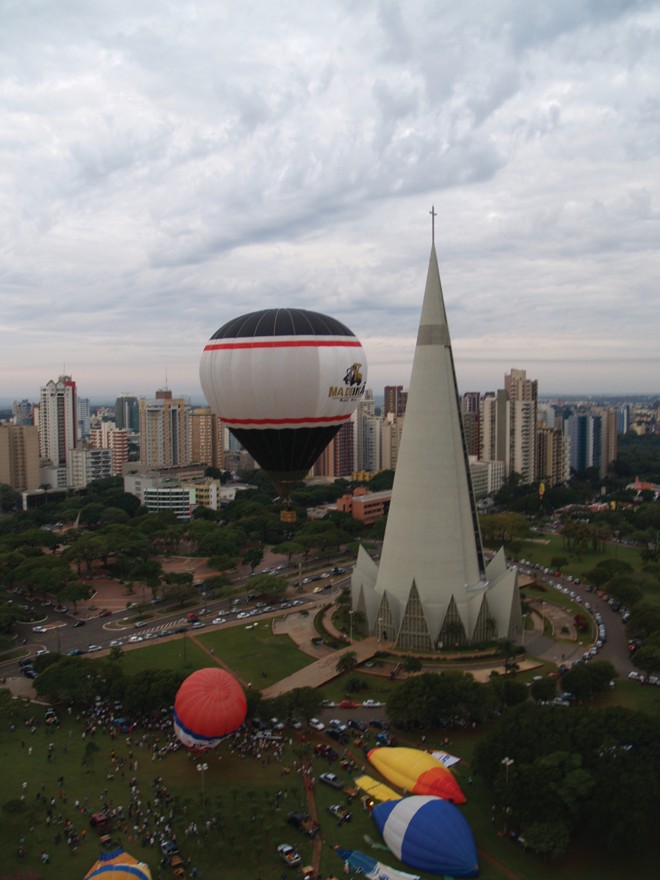Mesmo com poucos balões no ar, as aeronaves despertaram a atenção do público |