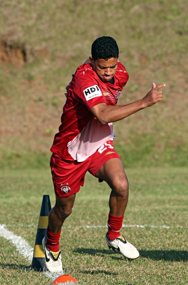 Wallyson treinou, mas sentiu dores. Jogador promete empenho para atuar domingo contra o Inter | Albari Rosa / Gazeta do Povo (Arquivo)