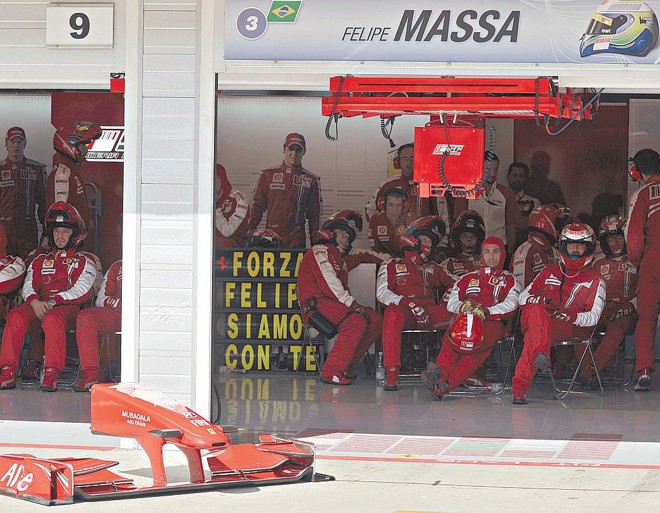 Equipe Ferrari faz homenagem ao piloto brasileiro durante o GP da Hungria, ontem, vencido por Lewis Hamilton |