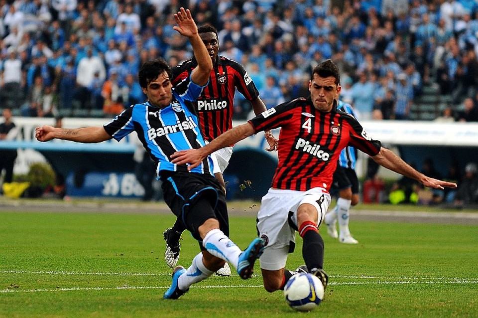 O zagueiro Rhodolfo se estica, mas não barra a finalização do argentino Herrera | Eduardo Seidl/Correio do Povo