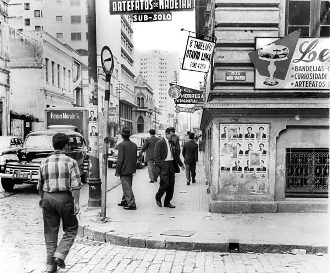 Esta foto é da outra esquina, com a casa onde estavam instalados o 6º Tabelião e a loja Lembranças de Curitiba, depois a Casa Natal. Foto de 1959 | 