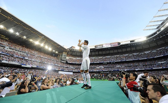 Diante de 80 mil fãs e 500 veículos de comunicação de todo mundo, Cristiano Ronaldo veste pela primeira vez a camisa do Real Madrid. Sou ambicioso, diz atacante | Dani Pozo/AFP