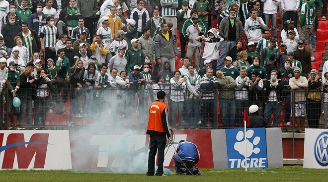 Uma bomba foi atirada no gramado da Baixada durante o intervalo da partida. O árbitro Wilson Seneme afirmou que irá relatar o ocorrido na súmula |