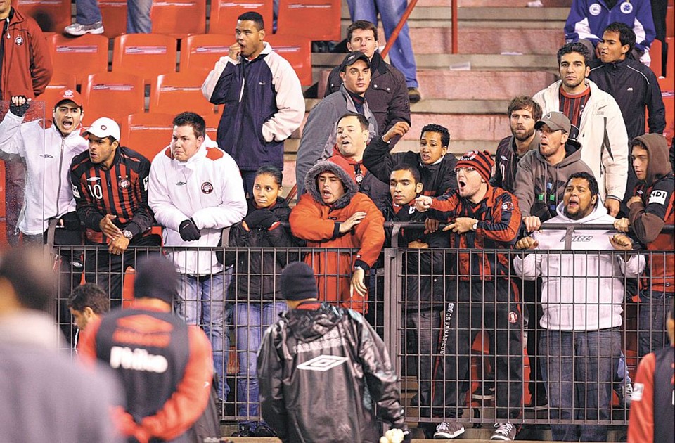 Na saída dos jogadores do campo, alguns rubro-negros aproveitaram para protestar contra o  mau futebol do Furacão, que fechou a rodada na 18ª posição | Fotos: Daniel Castellano/Gazeta do Povo