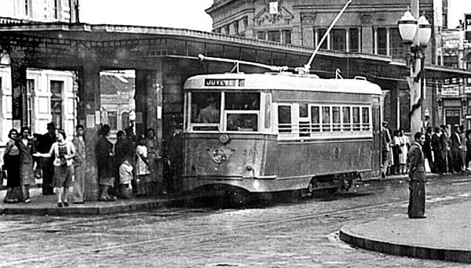 Modelo de bonde criado e construído em Curitiba, estacionado na Praça Tiradentes. 1939 | 