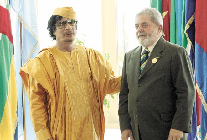 Lula ao lado de Muamar Gaddafi: para o presidente brasileiro, ditador africano é amigo, irmão e líder | Mahamad Turkia/AFP