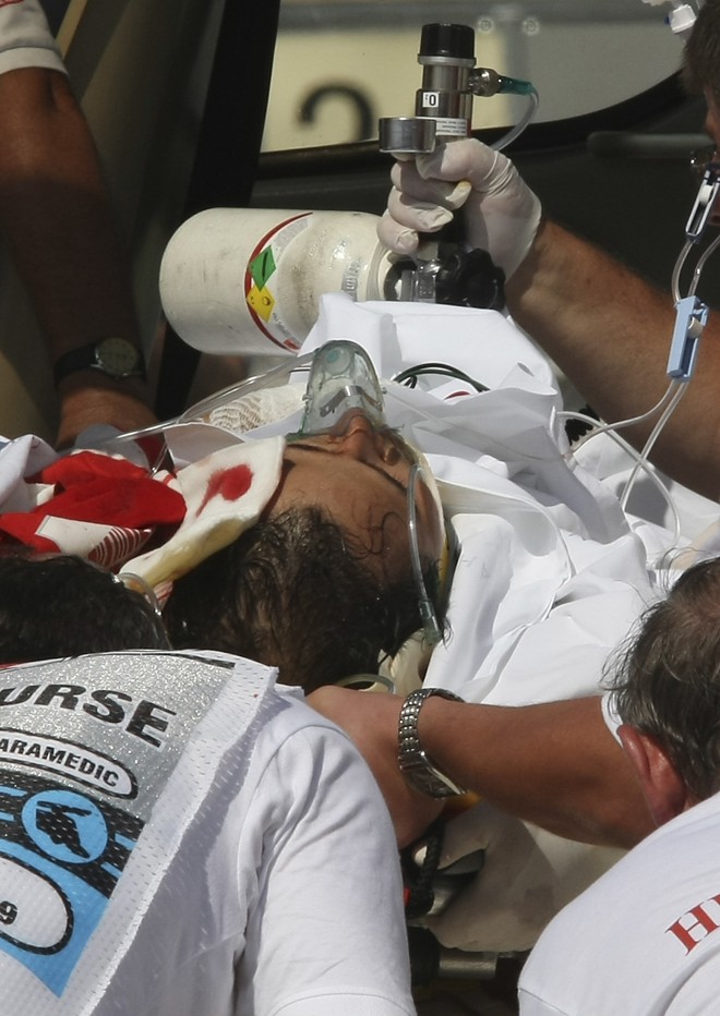 Felipe Massa é atendido após acidente |