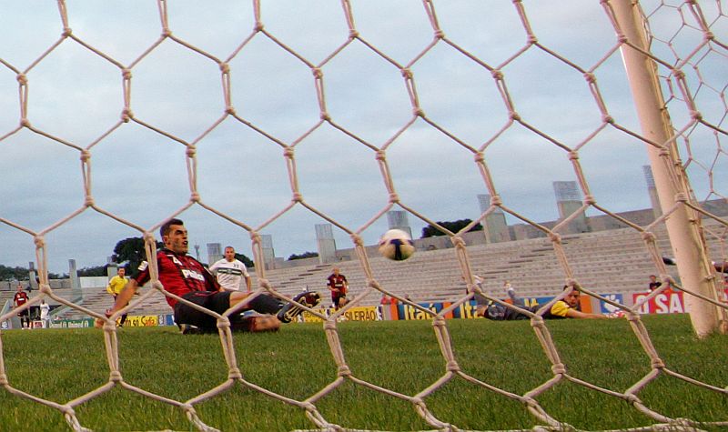 O zagueiro Rhodolfo consegue se esticar para salvar a meta de Vinícius, que havia sido driblado por Marcelinho Paraíba: foi a chance de gol mais clara do Atletiba | Rodolfo Bührer/Gazeta do Povo
