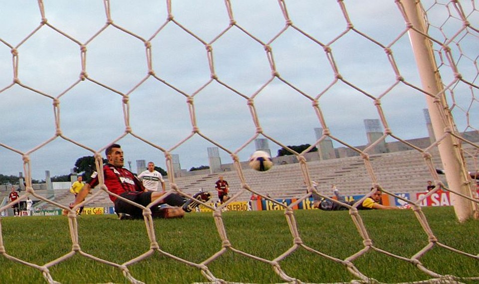 O zagueiro Rhodolfo consegue se esticar para salvar a meta de Vinícius, que havia sido driblado por Marcelinho Paraíba: foi a chance de gol mais clara do Atletiba | Rodolfo Bührer/Gazeta do Povo