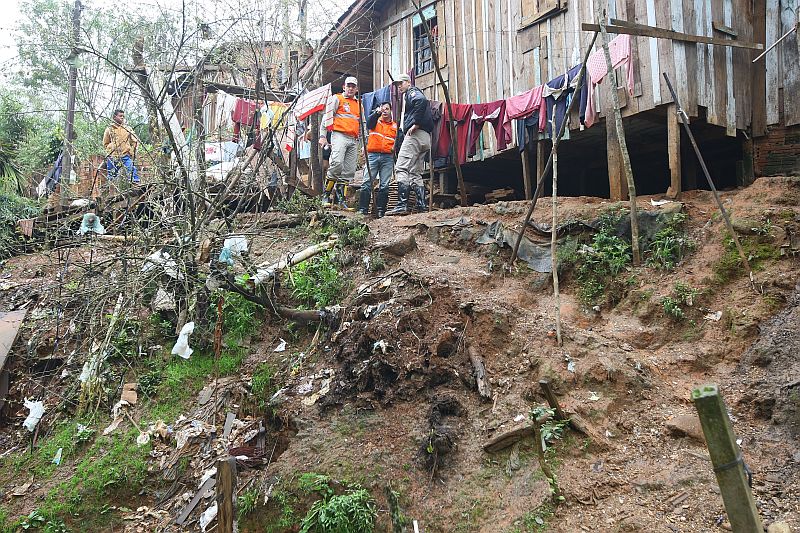 Casa da Etelvina foi destruída com o desmoronamento de terra | Jonathan Campos/Gazeta do Povo
