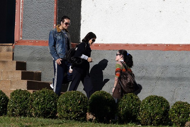 Carli Filho e a mãe (de preto) saem de igreja: rotina do ex-deputado é rezar e se exercitar para recuperar-se do acidente |