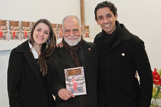 O escritor e educador DeRose (ao centro) com Gustavo Oliveira e Roberta Romanó Sartor, diretores da Unidade Champagnat da escola de yoga onde ele lançou seu novo livro, Viagem à Índia dos Yôgis, na última sexta-feira | 