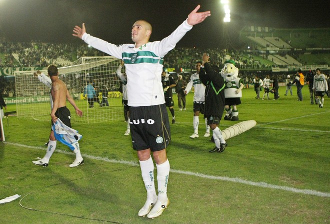 As vezes contestado, Ariel cai mais uma vez nas graças da torcida e retribui o carinho | 