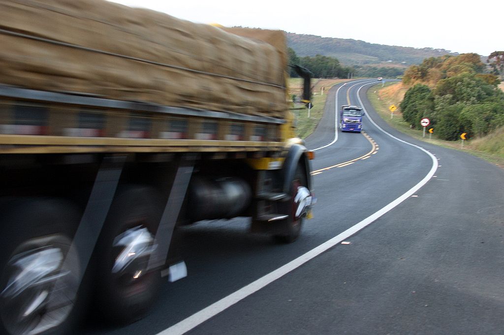 Excesso de carga em caminhões estaria sendo notado desde que a Polícia Rodoviária Estadual deixou de ser responsável pela fiscalização | Henry Milléo/Gazeta do Povo
