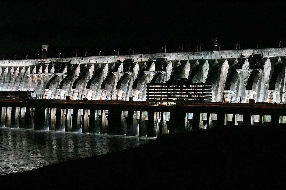 Vista noturna de Itaipu: pelo contrato atual, Paraguai só pode comercializar produção da usina com a Eletrobrás | EvaristoSa/AFP