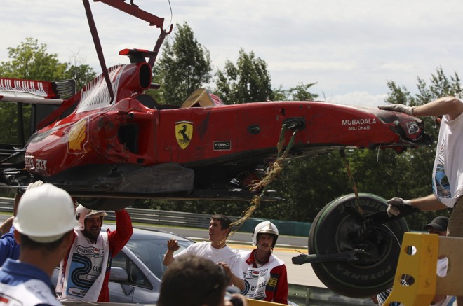 Carro de Felipe Massa é removido após acidente durante treino |