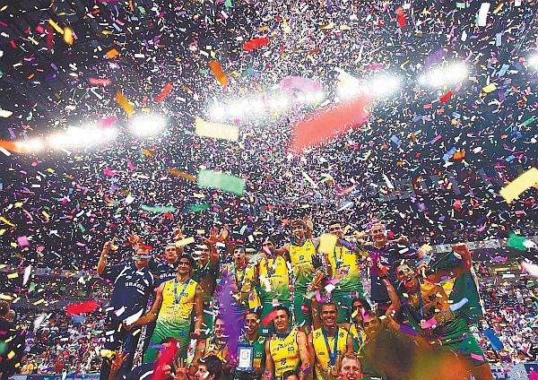 Doce rotina: seleção brasileira de vôlei masculino festeja a conquista da Liga Mundial, em Belgrado, na Sérvia. Título veio com vitória sofrida contra os donos da casa | Marko Djurica/Reuters