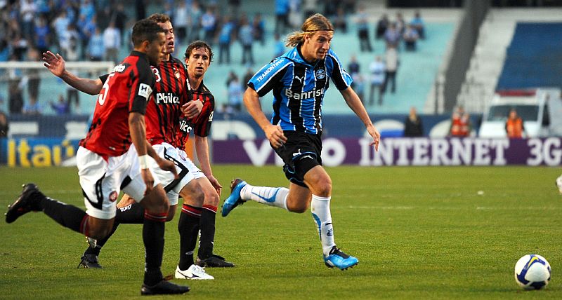 Maxi Lopez coloca velocidade contra a defesa atleticana. Atacante argentino fez dois dos quatros gol gremistas na goleada sobre o Atlético | Eduardo Seidl/Correio do Povo