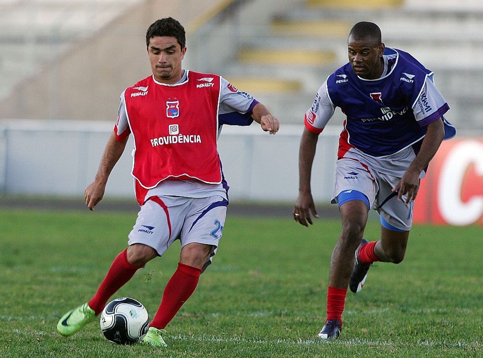 O meia Dinelson pode ser envolvido na negociação que traria Willian do Avaí para a Vila Capanema | Daniel Castellano/Gazeta do Povo