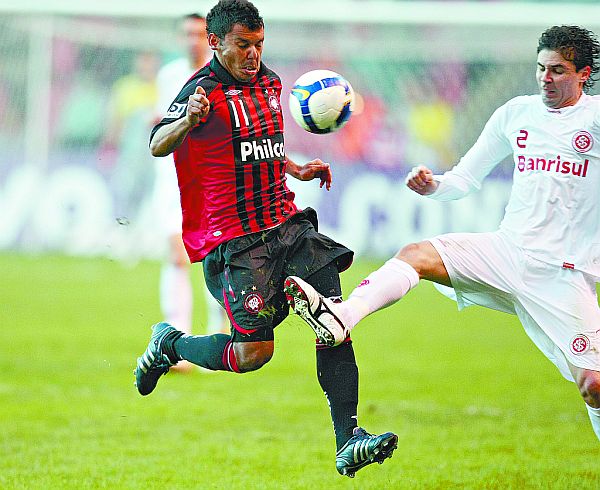 Transformação: a bolada na disputa com Bolívar desfigurou por um instante o rosto de Marcinho, enfim destaque do Atlético em campo | Albari Rosa/ Gazeta do Povo
