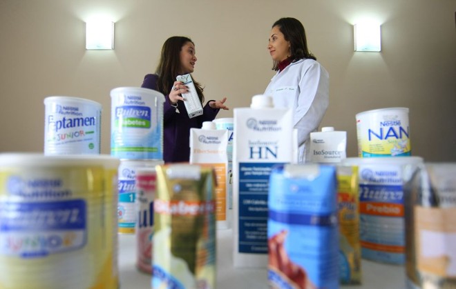 Marketing: Gabriela Motti (à esquerda) divulga produtos de dietas hospitalares para profissionais de saúde | Jonathan Campos/Gazeta do Povo