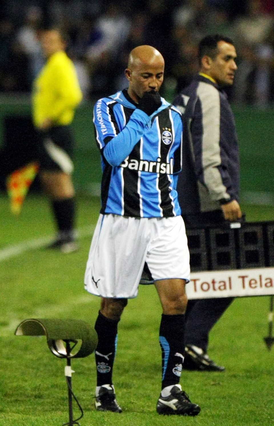 Alex Mineiro deixa o gramado do Couto Pereira após atuação apagada contra o Coritiba | Daniel Castellano/Gazeta do Povo