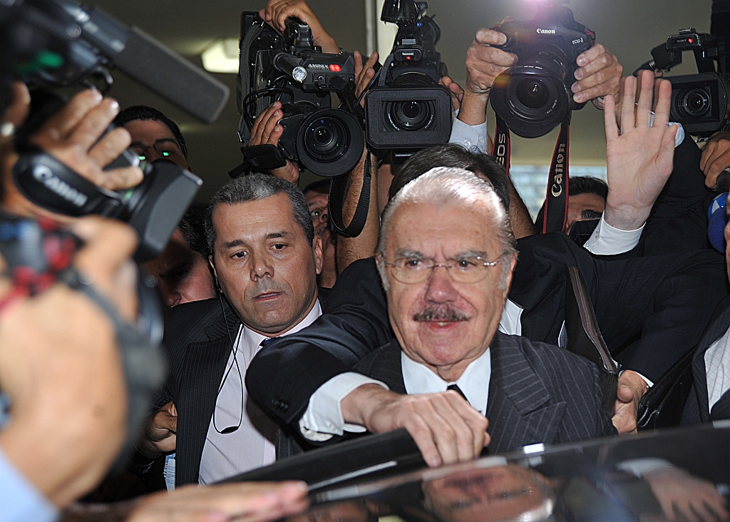 Todas as atenções para Sarney: assédio da imprensa faz segurança do senado isolar caminho do presidente da Casa. | José Cruz/ABr