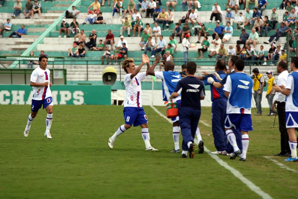 Paraná mostrou postura de um time determinado a subir para a Série A e não deu chances ao Bugre em Campinas | Denny Cesare / Futura Press