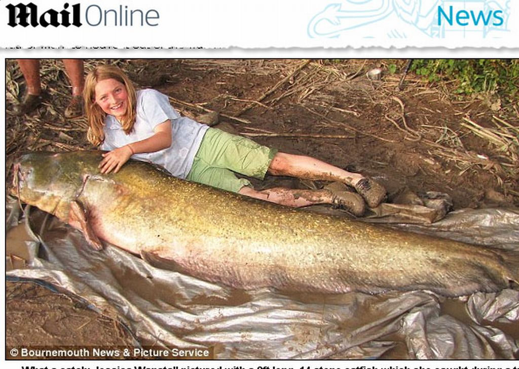 Menina de 11 anos pescou um peixe de 2,74 metros de comprimento | Reprodução/Daily Mail