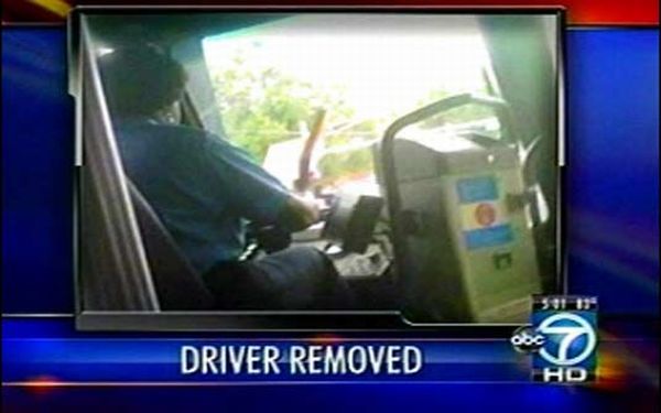 Motorista de ônibus foi flagrada lendo um livro enquanto dirigia o veículo | Reprodução/ABC 7