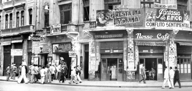 Cine Broadway, que funcionava no mesmo prédio junto ao Café para Todos. Ambos desapa­­rece­­ram. O prédio foi demolido em 1972 | 