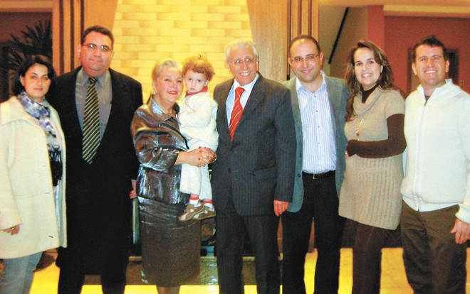 COMEMORAÇÃO - Na semana que passou, os cumprimentos foram para a sra. Miriam Siqueira de Luca, sra. Nelson Thales de Luca, que comemorou aniversário ao lado do marido, dos filhos Marcelo Alexandre, ao lado da esposa, Janina, Luiz César, com a esposa, Lilian, e Nelson Cláudio. No colo da aniversariante, o neto Bruno Henrique |
