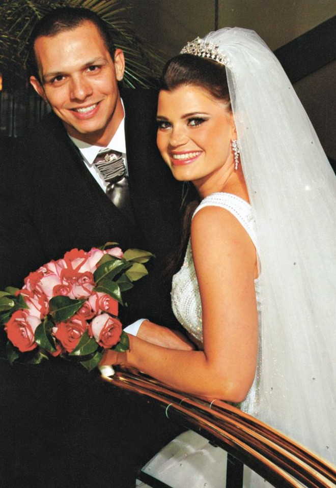 LINDO ACONTECIMENTO - Os jovens Kalinka Robertson e Paulo Henrique Rizzo, que residem em Tampa, nos Estados Unidos, vieram a Curitiba para se casar ao lado dos familiares, que testemunharam cerimônia na Igreja Santa Terezinha e animada festa no Buffet Ilha do Mehl. A noiva surpreendeu ao usar dois lindos vestidos no casamento, ambos assinados por Edson Eddel: o primeiro, branco tradicional para a cerimônia e o segundo, vermelho e preto para ser usado na festa, em homenagem ao time do coração, o Atlético Paranaense. Kalinka é filha de Amélia An e James Emory Robertson e Paulo Henrique, de Maria Lucia (Santos) e Francisco Paulo de Laert Rizzo. (foto Vimo) |
