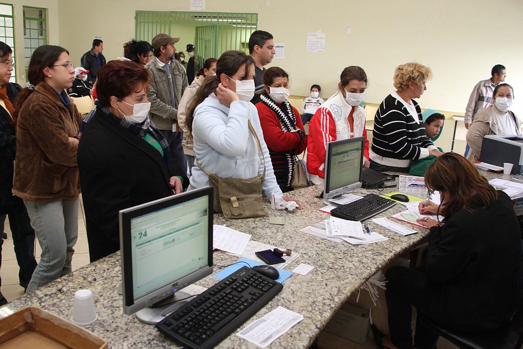Pacientes em centro de atendimento destinado à gripe A em Foz do Iguaçu: cidade confirmou a segunda morte causada pela doença | Christian Rizzi/Gazeta do Povo