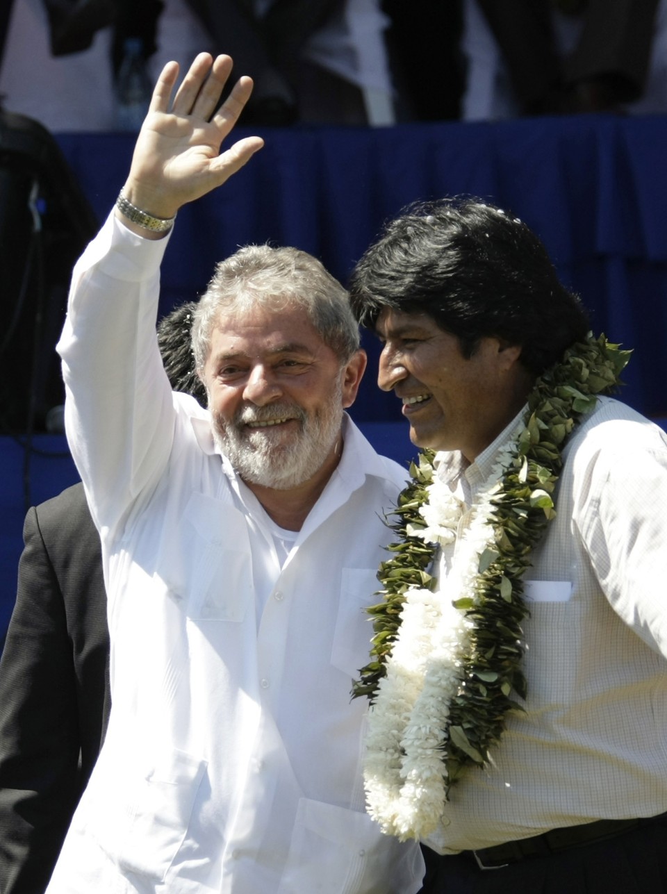 Luiz Inácio Lula da Silva chega para encontro com colega Evo Morales na Bolívia, neste sábado (22) | Reuters