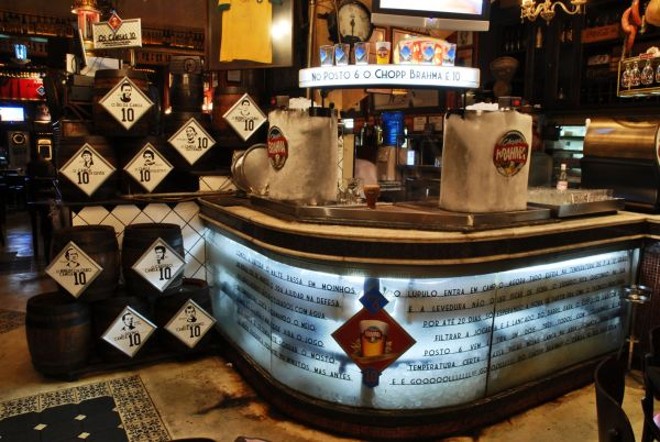 A ambientação do Bar Posto 6, no Rio de Janeiro, do Art Office Design se baseia nos maiores craques do futebol. O projeto ressaltou a linguagem do ambiente, integrando a marca Chopp Brahma. Bronze na categoria Ambientes |