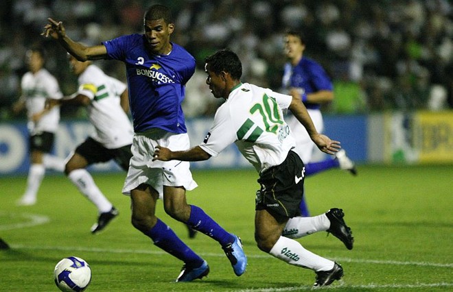 Marcos Aurélio tenta jogada pelos flancos: atacante desperdiçou algumas chances na derrota para o Cruzeiro | 